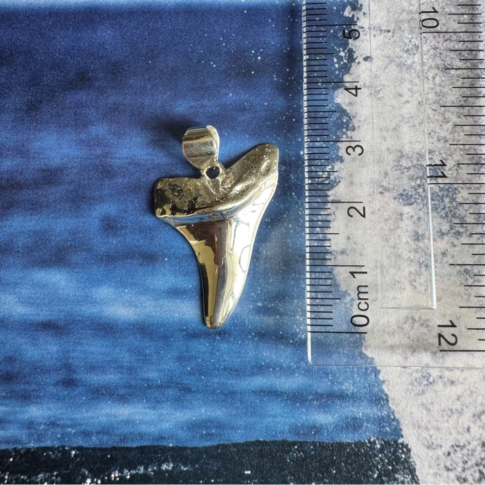 925 /3D SOLID Silver Shark Tooth Pendant - - Picture 2 of 6